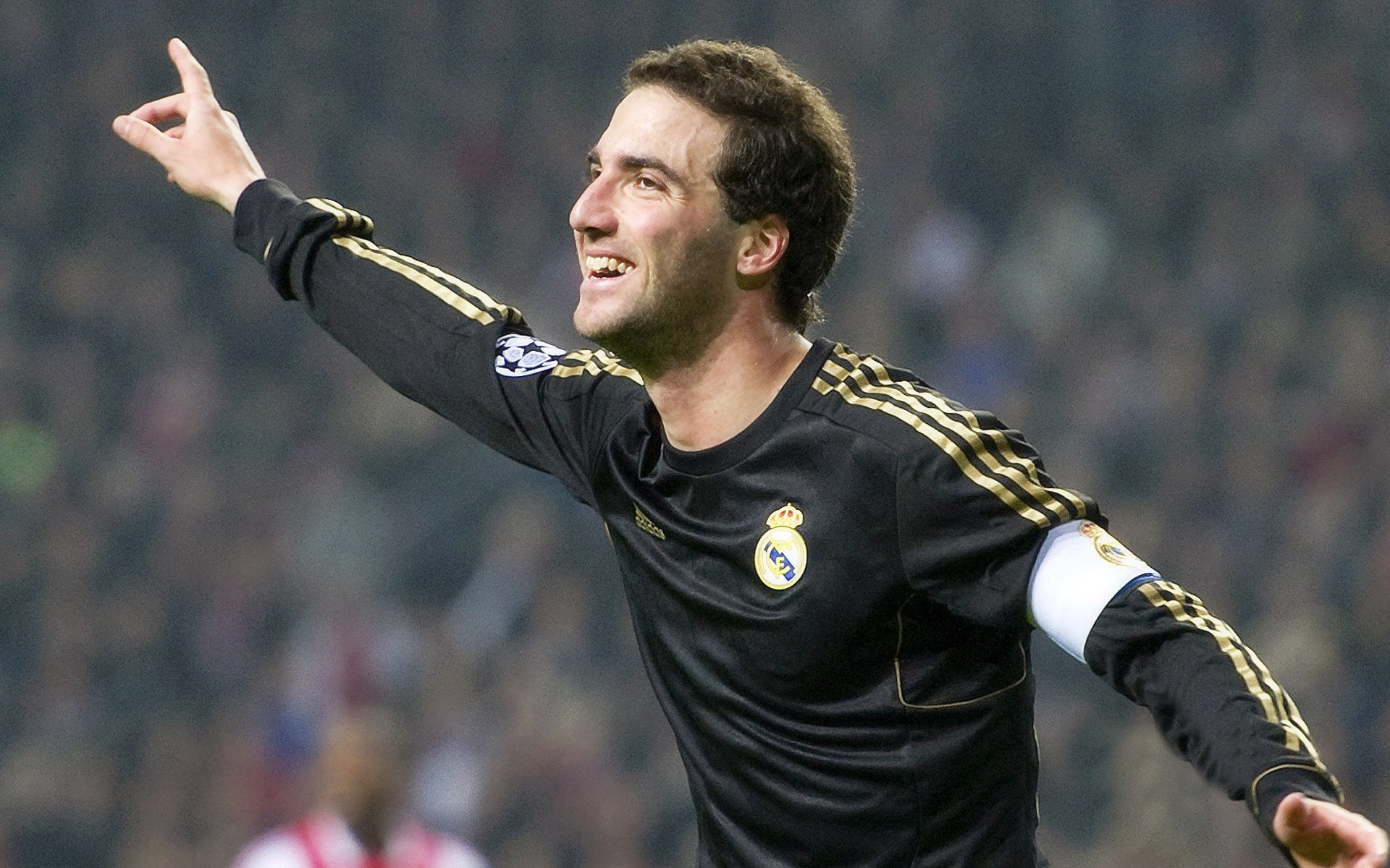 “腰旗美式橄榄球：新兴运动掀起激烈对决”